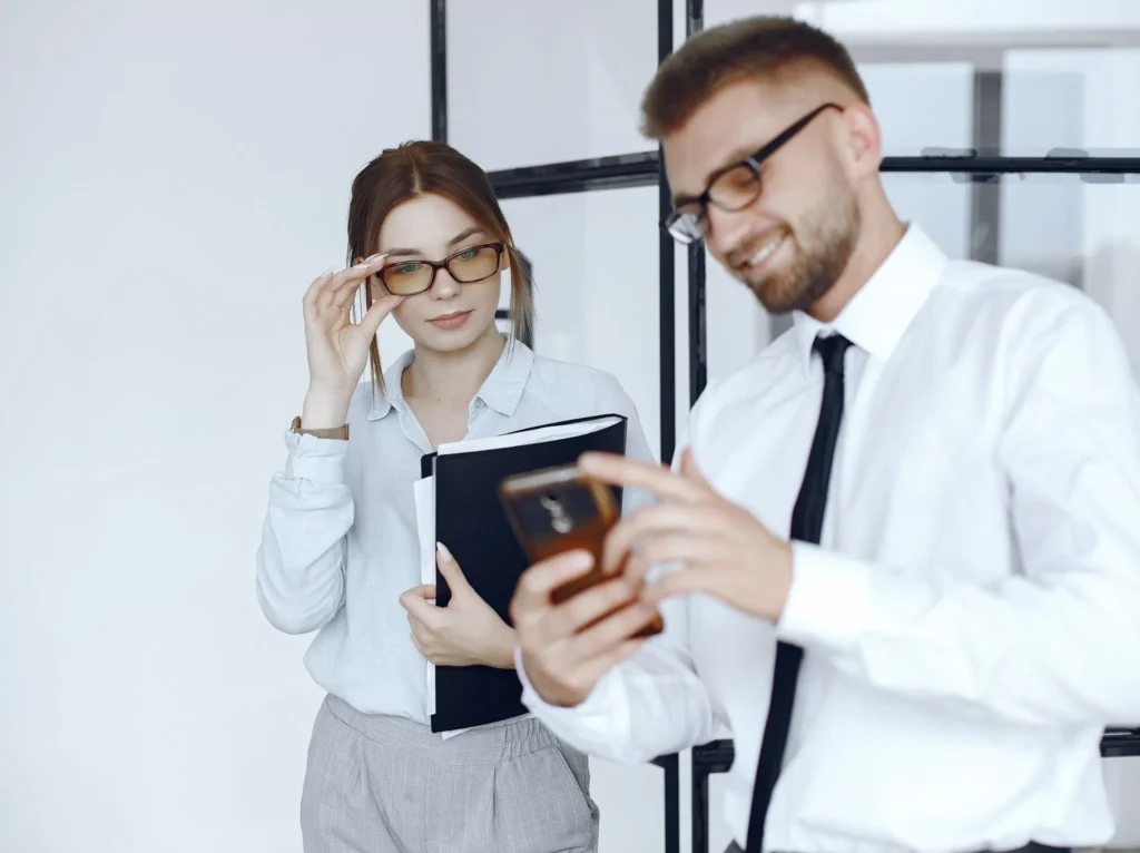 Abogados trabajando en estrategia legal para empresa