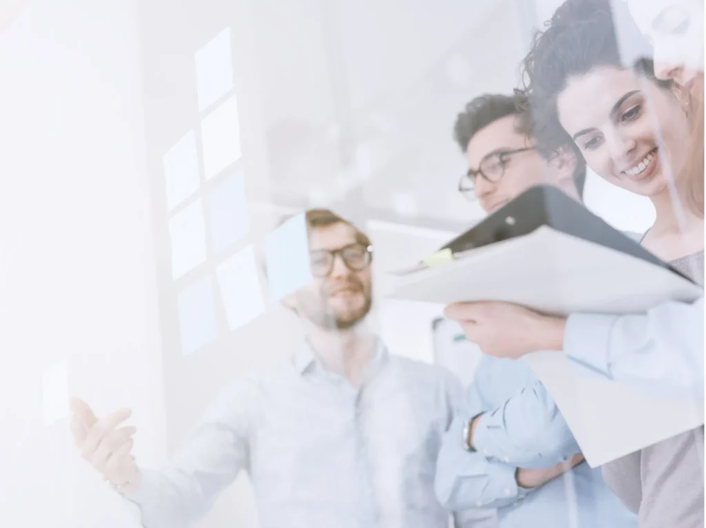 Imagen de equipo de abogados trabajando en soluciones legales