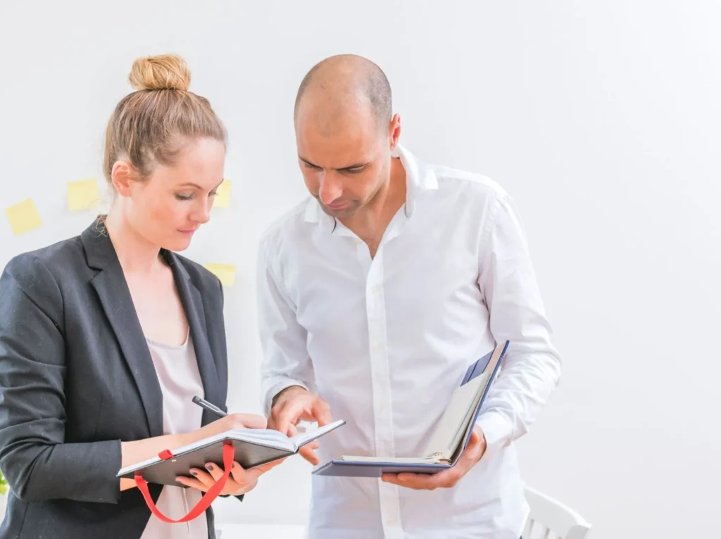 Persona recibiendo asesoría fiscal en un ambiente profesional